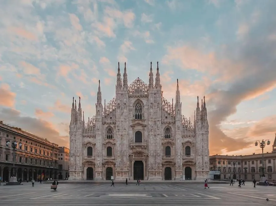A Few Steps From The Duomo I Design Suite I Free Wifi Milan Apartment